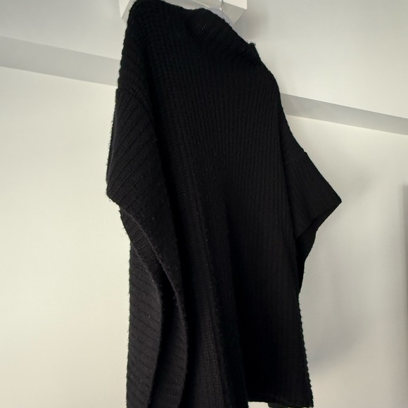 Henri Bendel knit poncho - Picture 4 of 6